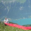 Startvorbereitung für einen Flug von der Axalp, zu sehen der Brienzersee im Kanton Bern, Schweiz