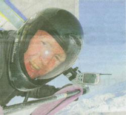 Glücksgefühle in der Luft: Günter Porath. Im Hintergrund ein Spezialgerät zum Fliegen mit verschiedensten Messmöglichkeiten.